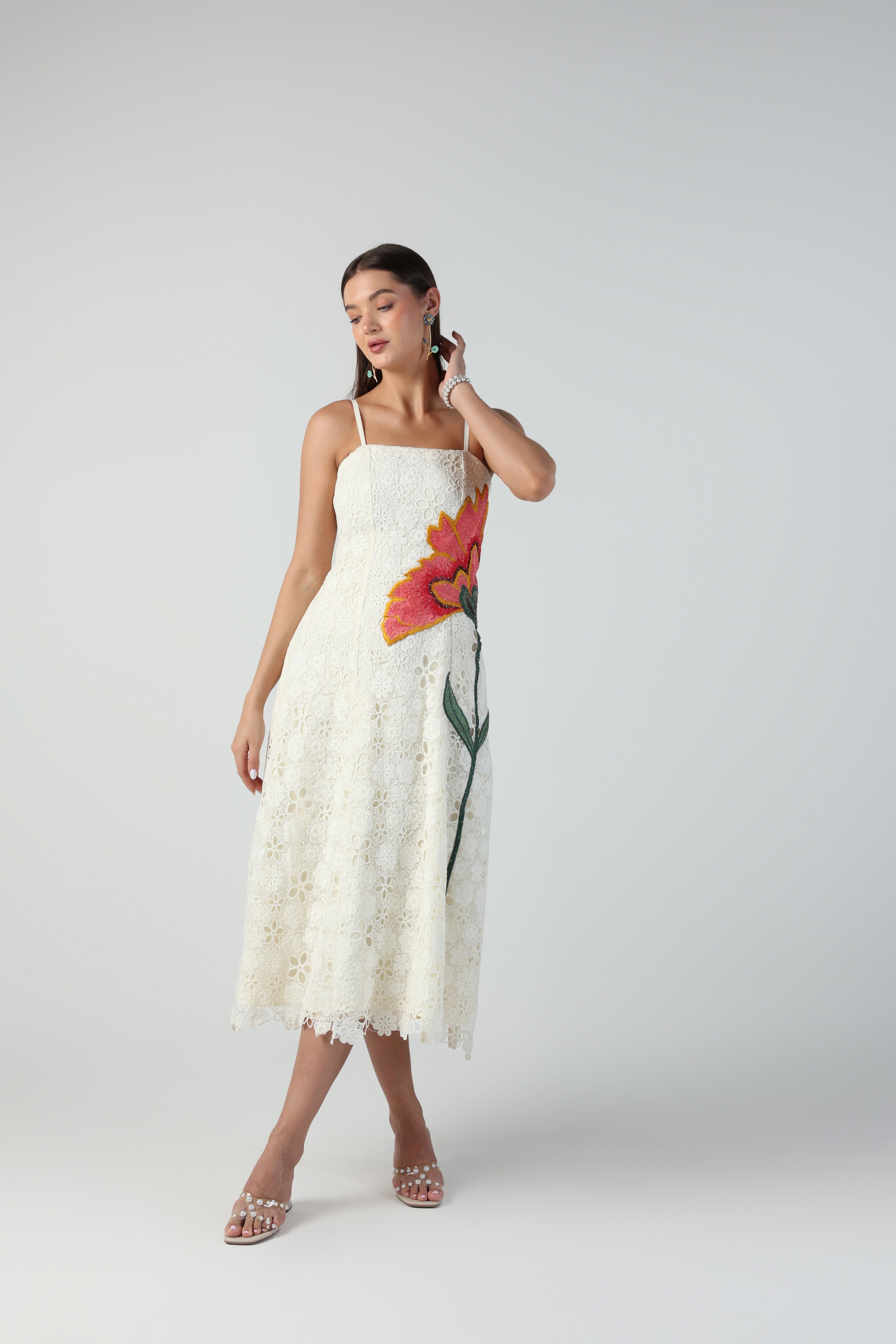ELYSIA CUTWORK LACE WITH FLORAL APPLIQUE THREADWORK MIDI DRESS - Fllaë